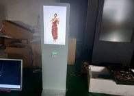 Couleur noire kiosque d'écran tactile de 32 pouces avec 10 points du contact 400cd/m2 avec l'imprimante