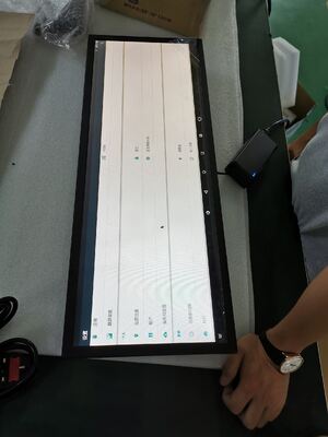 Résolution 1920 x 1080 Signalisation numérique multi-touch avec 2 Go de RAM 8 Go de ROM 400 Cd m2 Luminosité idéale pour les environnements de vente au détail et d'entreprise
