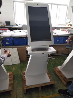 Points de contact : signalisation numérique interactive à 10 points avec connectivité Wi-Fi, Bluetooth et USB, améliorant les stratégies de marketing numérique